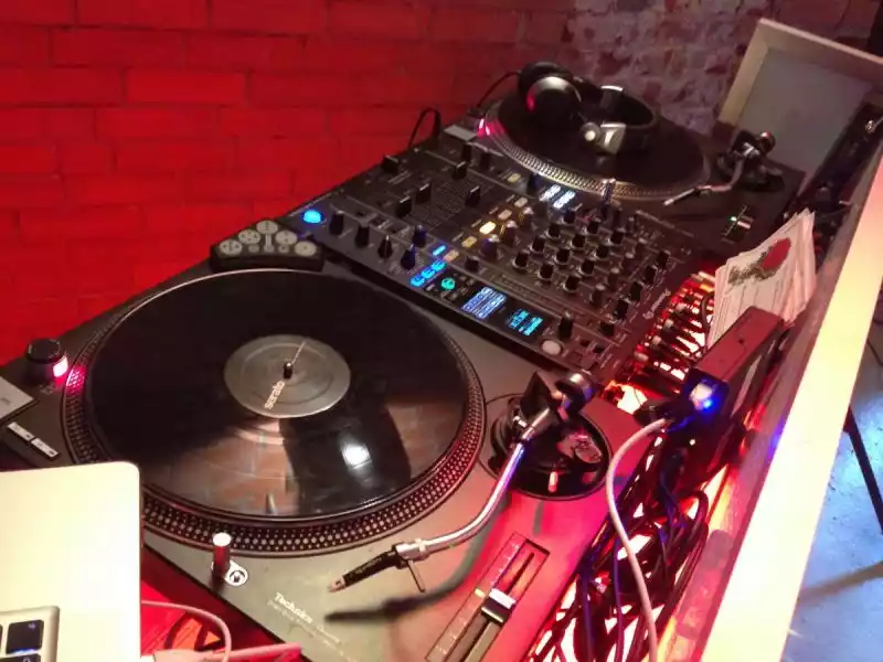 DJ Plattenspieler und DJ Mixer